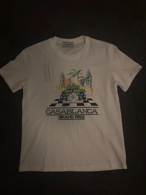Casablanca Grand Prix t-shirt - Vit t-shirt från Casablanca med GRAND PRIX tryck. Skick 10/10 i princip oanvänd. Perfekt för sommaren! Strl M.