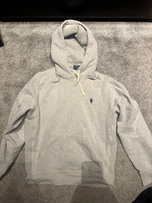 Ralph Lauren hoodie  - Tjena! Säljer nu min riktigt snygga Ralph Lauren hoodie, i använt skick. Det är små skador på ärmarna därav priset! Hör av dig vid minsta funderingar eller frågor 😊