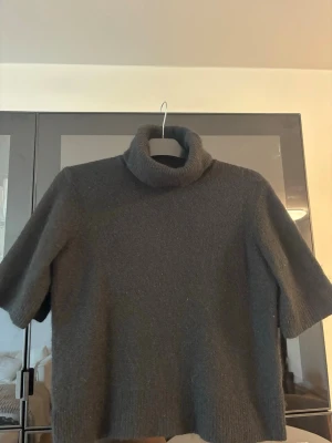 Stickad tröja från Gekås - Kortärmad tröja med polokrage i storlek M