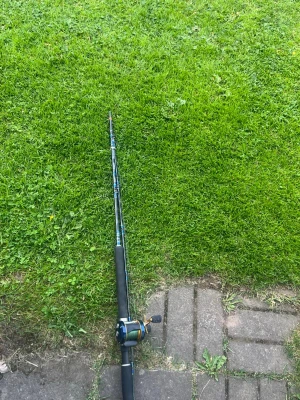 Teleskopiskt fiskespö med rulle - Säljer ett Ron Thompson hardcore II downrigger fiskespö  i svart och blått med matchande fiskerulle. Spöet har ett greppvänligt handtag i svart material och flera ringar för linan. Perfekt för dig som gillar fiske och vill ha ett smidigt spö att ta med ut.