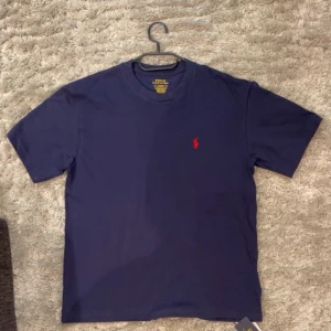 Polo Ralph Lauren T-shirt Blå - Mörkblå T-shirt från Polo Ralph Lauren. Storlek M passar som dess storlek. Funkar till båda könen.  Skickas samma dag. Äkta och nytt.