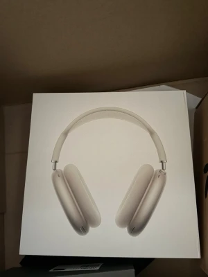Apple AirPods Max over-ear hörlurar - Snygga over-ear hörlurar från Apple i färgen silver. De har en stilren design med mjuka öronkuddar och ett meshband för extra komfort. Tillverkade i aluminium och rostfritt stål med textilmaterial på huvudbandet. Perfekta för dig som vill ha grymt ljud och modern look.  Dessa är helt nya och oöppnade, nypris är 6449 men sälj för 4500kr( pris kan diskuteras)