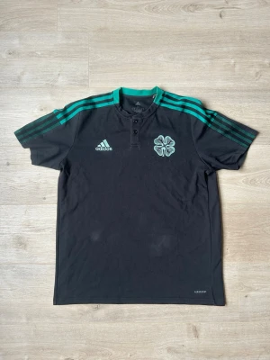 Svart Celtic Adidas Fotbollströja 2021/2022 Storlek M  - Mycket fin fotbollströja i svart färg. Tröjan är i mycket bra skick och sparsamt använda. |  Äkta som allt annat jag säljer! ✅ |  Storlek: M | Skick: Bra Skick - Tyvärr har trycket börjat släppt litegrann runt klövern och 2 små fläckar men med rätt medel går de bort.  (SE SISTA BILD) | Färg: Svart | Märke: adidas | Modell: Fotbollströja |   Hör gärna av dig vid frågor så svarar jag så fort jag kan! 😁