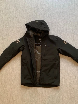 Sail Racing Jacka - Sail Racing jacka lite tunnare model köpt på Stadium i vintras för 3499kr. Jackan är i samma skick som när den köptes, inga täcken på användning.