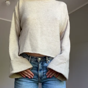 Stickad tröja - Beige stickad asskön polotröja från Hm, perfekt till sena sommarkvällar eller som basplagg på hösten. Långa armar med bred mudd och lite croppad. Jag är en storlek S och den sitter perfekt på mig!