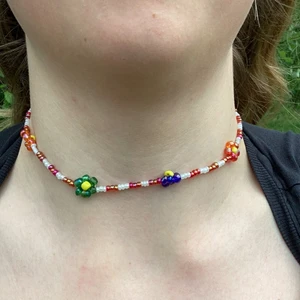 Halsband blommor - 💫Halsband med blommor som passar bra till alla årstider!💫