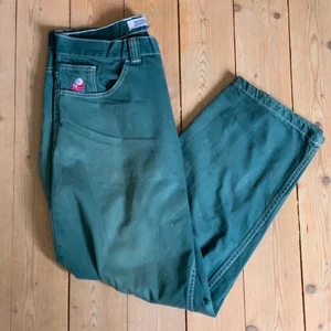Polar Big Boys gröna - De populära polar big boy jeansen fast i en mer unik färg. Storlek medium, sitter som medium. Byter gärna mot ett par big boys i L-XL om någon vill. Har en lite lätt fade på framsidan som är nice.