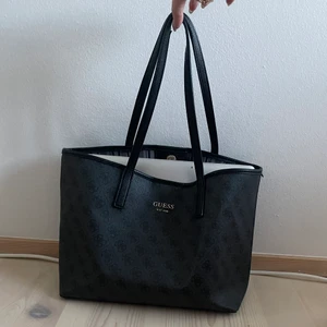 Guess väska - Väl använd, fint skick men ganska slitet i axelbandet. Skriv för fler bilder 
