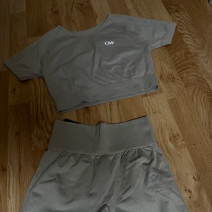 ICIW träningsset - Topp med cykelbyxor från ICIW 🤍 Superfint men har dubbletter, aldrig  andvänt, lapp kvar på byxorna! Ljusgrått Nypris Topp: 399:- (M) sitter som S/M Nypris byxor : 499:- (S) Köparen står för frakt🤍