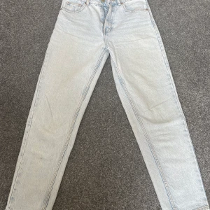 Zara jeans  - Supersnygga ljus blåa zara jeans! Perfekta för sommaren. Använda ett fåtal gånger. Storlek 36. Säljer för att de har blivit försmå. Skriv privat om du har flera frågor! Priset går att förhandla!