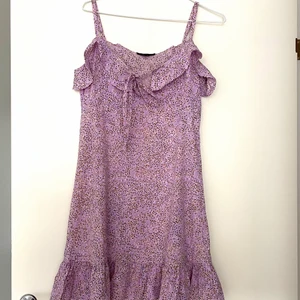 Sommarklänning - Lila kort klänning med mönster