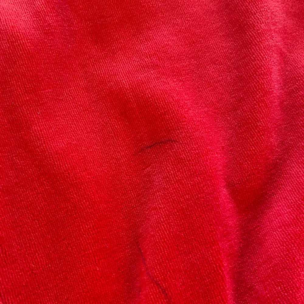 funderar på o sälja mina röda juicy byxor vid bra bud 🤞🏼 Du kan ej dra dig ur budet!  3 bild är en liten bläckfläck som inte syns alls. Jeans & Byxor.
