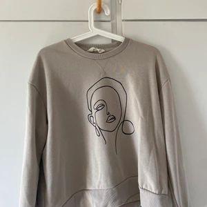Sweetshirt med tryck - Sweetshirt från primark storlek s. Säljs pga dålig användning 