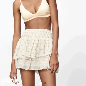 Kjol från zara - En kjol från zara i storlek XS🥰 Kjolen är i bra skick och inte använt mycket. Säljer den för den kommer aldrig till användning. Frakt 49 orginalpris 299