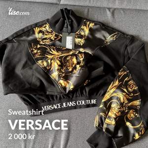 #Versace #jeans #couture #sweatshirt #jacka #kläder #ny #äkta Säljer en helt ny Versace jeans couture heavy basic sweatshirt. Kostar 2900kr ny och önskar 2000kr för den. Priset kan diskuteras vid snabb och smidig affär! Kan mötas och skickas med spårning.