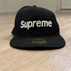 Supreme  - Den är i bra skick nästan ny inte använt den. Man kan ändra hur stor den ska vara. 