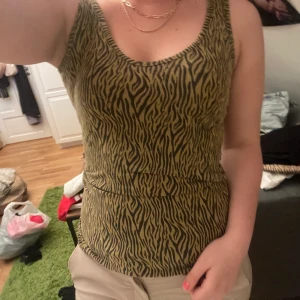 Linne - En knappt använd t-shirt, vet inte var den är ifrån. Sitter tight men fungerar bra för mig som har S/M