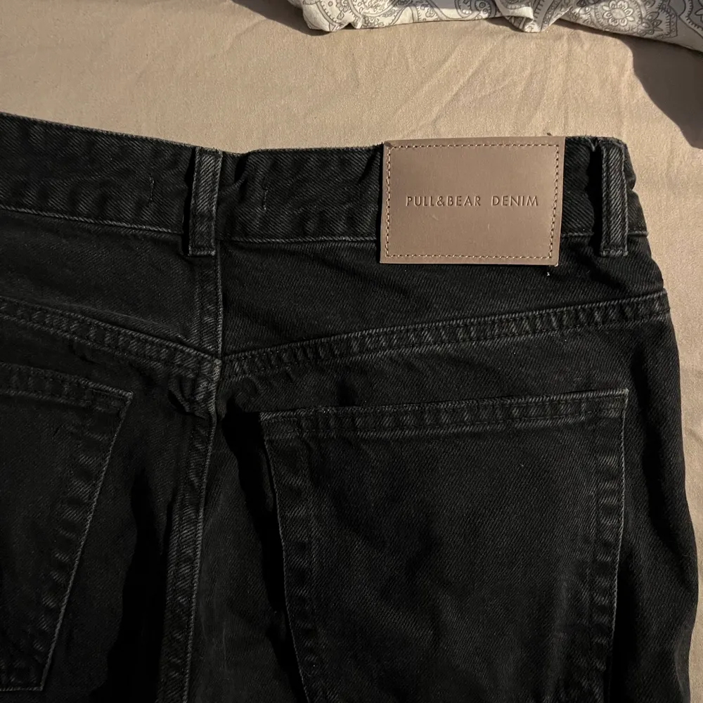 Säljer dessa gråsvarta jeans ifrån pull&bear då de är för stora för mig, de är endast provade!! (fläck på spegeln ej byxorna) jätteskönt material och de är lite stora i storleken, skulle säga att de passar 40-42, jag är 168 lång. Köparen står för frakt. Jeans & Byxor.