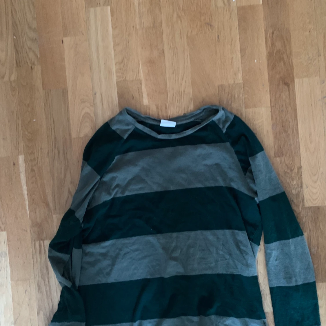 Grön randig tröja - 90