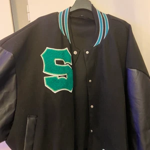 Varsity jacket - Super fin varsity jacka, knappt använd och i perfekt skick. Köparen står för frakten 💕