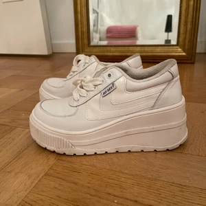 Skor  - Vita platåskor 