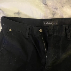 Lågmidjade jeans  - Fina svarta lågmidjade jeans. Dom sitter superbra. säljer pga dom inte kommer till användning. Inga skador. Köparen står för frakten 💕