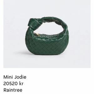 Bottega veneta jodie  - mörkgrön jodie bag från bottega veneta. Köpt på NK i Göteborg i mars 2022. Kvitto och dustbag finns. Skriv för fler bilder.
