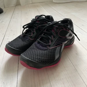 Reebok easy tone skor - Easy tone träningsskor. Rundade undertill för aktivera små muskler när man går. Jättesköna, men har ett annat par jag använder mer.  Märke: Reebok Storlek: 37 Material: tyg Skick: Inget anmärka på. Använda sparsamt.  Pris: 366kr inkl.
