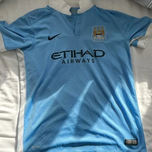 Manchester city tröja - En Manchester city tröja (2015) som är köpt i USA på Nike butiken i new york. Den passar dig som har S och M. På andra bilden är personen 183 cm lång och brukar ha storlek M på kläder. 