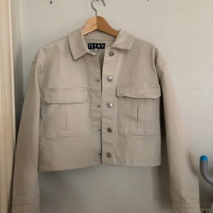 Jeansjacka - Helt ny jeansjacka, aldrig använd storlek: 36. Men passar även från 34-38 utan några problem. Jätteskön precis nu till sommaren att ha. Köparen står alltid för frakten, postbevis skickas alltid. För fler frågor så är det bara att skriva till mig💕🫶🏼