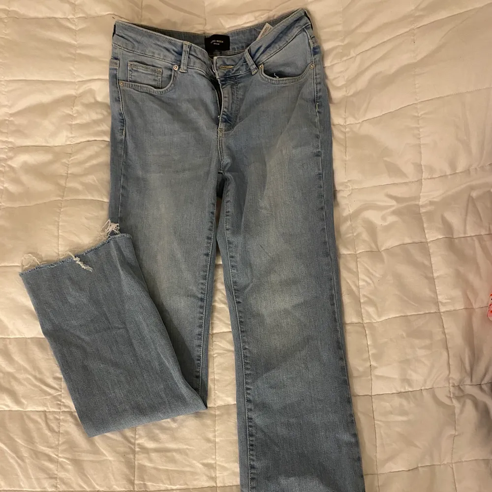Utsvängda lågmidjade jeans i stl 34 från Vero moda (superstretchiga). Jeans & Byxor.