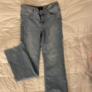 Utsvängda lågmidjade jeans i stl 34 från Vero moda (superstretchiga)