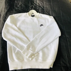 Nike Crewneck - Säljer denna klassiska vita Nike Crewnecken i storlek S då den har varit för liten och inte kommit till användning, vid eventuella frågor eller intresse hör gärna av dig! Mvh Filip🤗