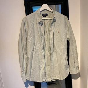 Ralph lauren skjorta - En grönvit randig skjorta i storlek m, slim fit. Väldigt fint skick