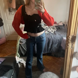 Röd kort kofta - En röd kort kofta från H&M. Använd endast en gång-fint skick. 60kr+frakt💓💓