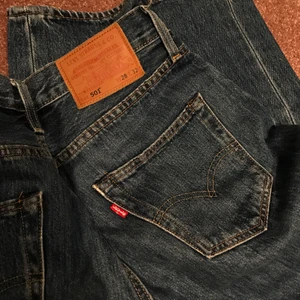 Klassiska Levis 501’s - Använt dess jeans tre gånger, då de är för små för mig. Jättesnygga och klassiska Levisjeans, raka, lågmidjade och asnajs tvätt! 