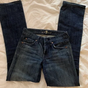 Low waisted boot cut - Säljer ett par fina low waist boot cut jeans i strl 24 från 7 for all mankind. Säljer pga för små för mig så aldrig använda. Hqr fina detaljer på fickorna. Passar någon som är ca 165 lång❤️ pris går att diskutera .postar med blå påse L för 79kr
