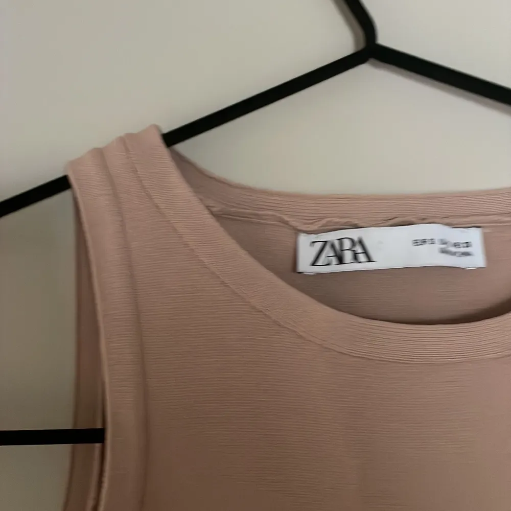 En fin crop top från Zara, i storlek S. Inga defekter, så säljer för 50kr + frakt. Priset kan diskuteras så kontakta mig vid intresse. . Toppar.