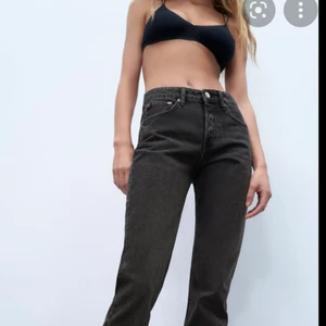 Mid rise straight jeans - Säljer dessa svarta jeans mid rise från zara. Har gjort de längre och har fler bilder så det är bara att höra av dig så kan jag skicka. De är lite slitna längst ner men det syns inte när man har på sig dom.