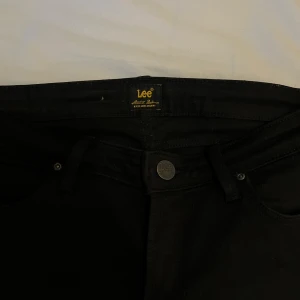 LEE jeans W29 L33  - Sparsamt använda jeans från LEE. Slim. Storlek W29 L33 i modellen Scarlett . Möts upp i Umeå eller fraktas 