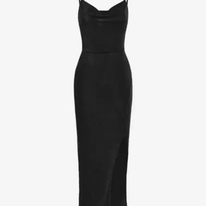 Klänning - Svart från ZAFUL. Stl S. Rätt genomskinlig så passar utmärkt som strandklänning. Pris är med frakt