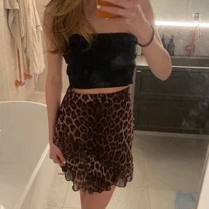 Kjol - Kjol i leopard med volang. Väldigt söt men inte riktigt min stil längre. Strl xs från Nelly! 