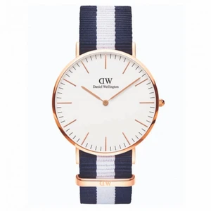 Daniel Wellington  - Daniel Wellington klocka i nyskick (aldrig använd) så söt och passar till allt! Justerbar så passar olika storlekar! Nypris 2000 kr.