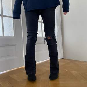 Lågmidjade svart jeans! Modellen är 170cm lång!