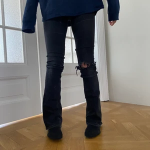 Jeans - Lågmidjade svart jeans! Modellen är 170cm lång!