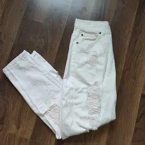 Jag säljer de här fina Denim jeans. 💖 De är ljus rosa och i braskick. Jag har storlek 34 och har haft dem som oversized. ✨Köparen står för frakt.✨