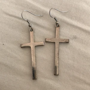 Krys örongången  - Okej skick silvriga, krysen är ganska stora