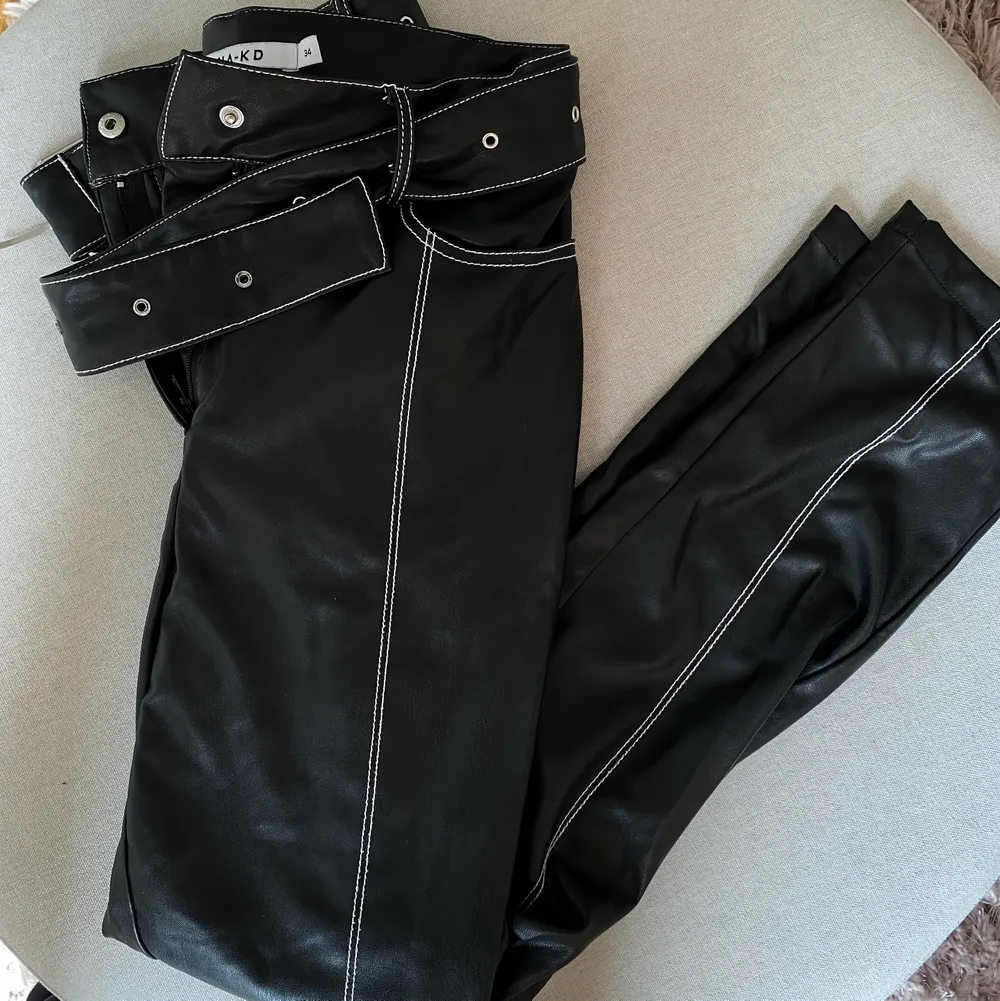 Sjukt snygga Contrast seam leather pants från NA-KD i stolek 34/XS. Superfint skick då de är sparsamt använda, Nypris 399kr men finns inte att köpa längre. Jeans & Byxor.