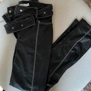 Sjukt snygga Contrast seam leather pants från NA-KD i stolek 34/XS. Superfint skick då de är sparsamt använda, Nypris 399kr men finns inte att köpa längre