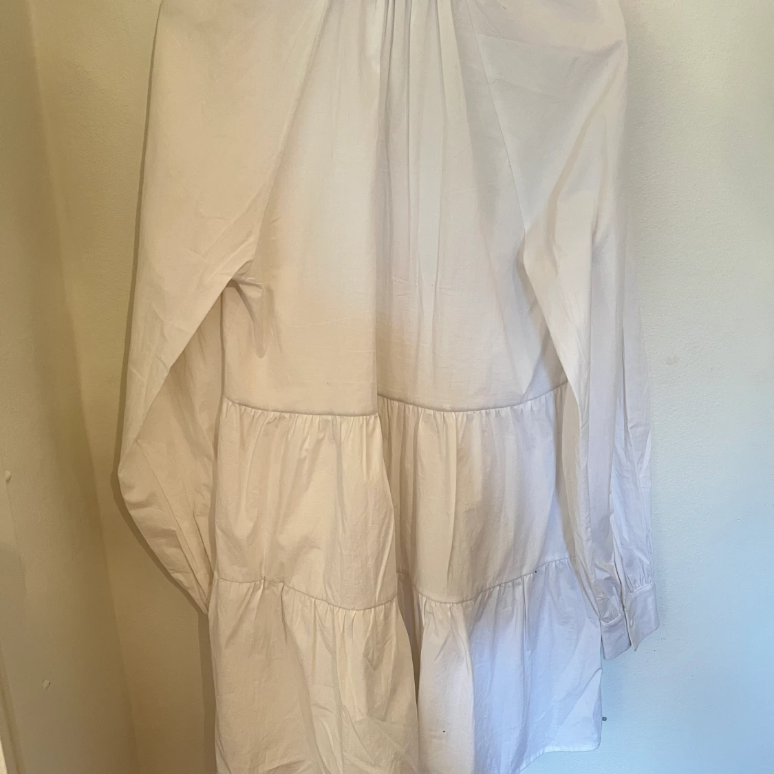 Vit klänning med volanger storlek 36 - 90